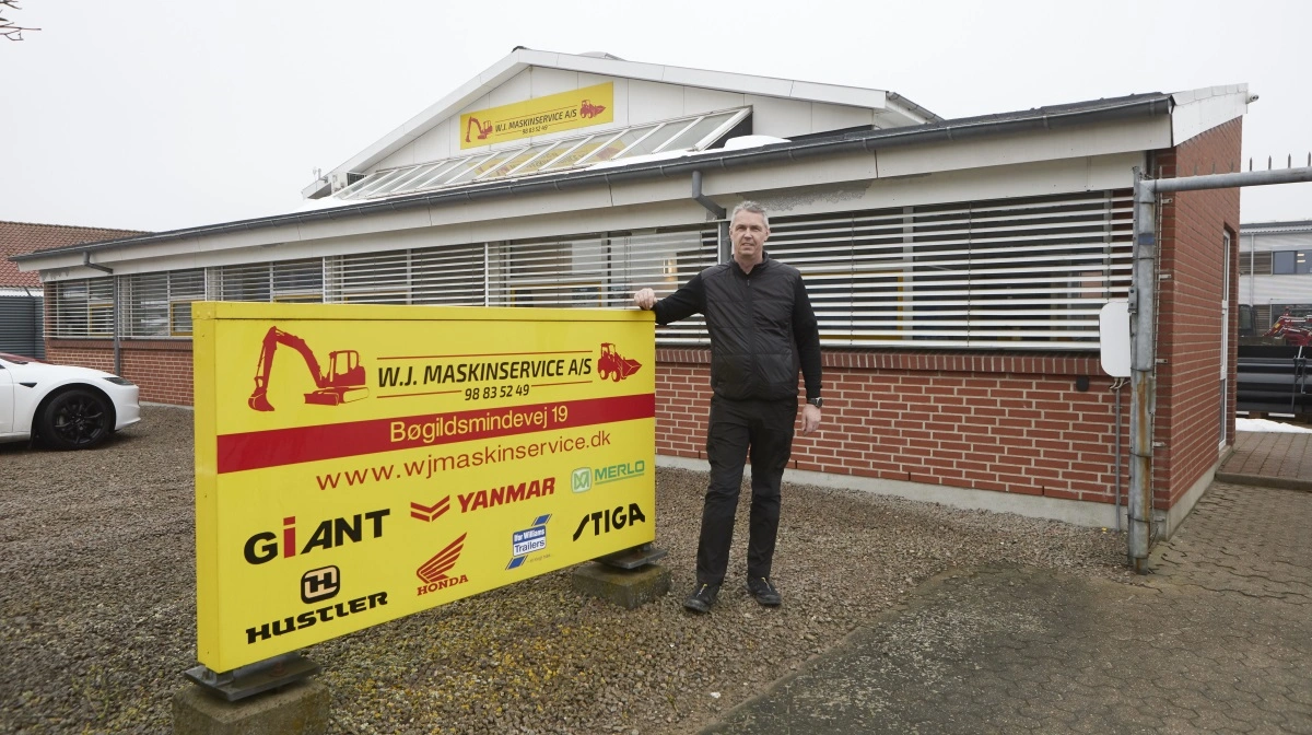 Maskinhandler Morten Juel Jensen foran den ene af WJ Maskinservice' to adresser på samme vej i Nørresundby. Foto: Erik Hansen