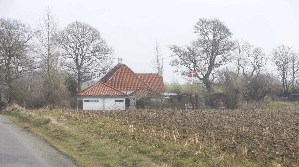 Sammen med landbrugsdriften og skovbruget er ejendomsafdelingen det tredje og altid sikre økonomiske ben hos Hvidkilde Gods. Aktuelt rådes over 75 lejemål i godsets huse og bygninger, som til stadighed er udlejet og med lejere på venteliste.