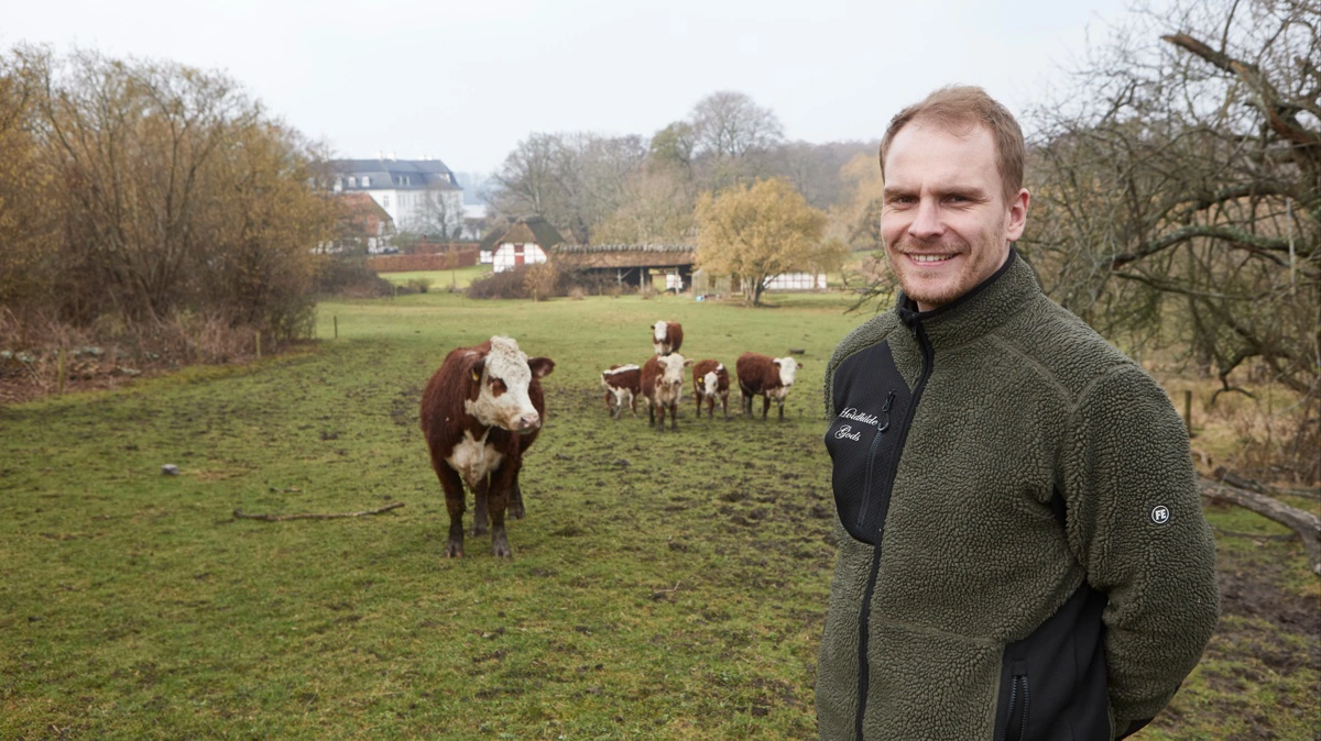 Den nye driftsleder Sebastian Dahl Andersen glæder sig over hæderlige afgrøder efter vinteren, og de skønne omgivelser ved Hvidkilde Gods.