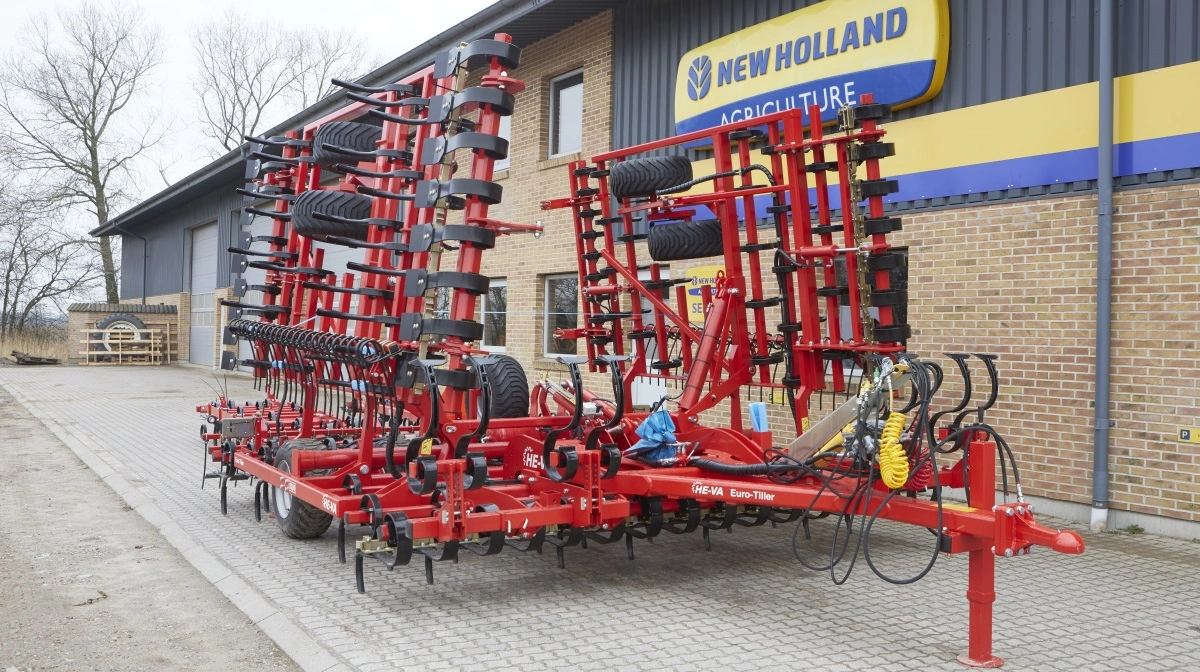 Hos Egebjerg Smedie er Hvidkildes nye 10 meter He-Va-såbedsharve ved at blive klargjort.