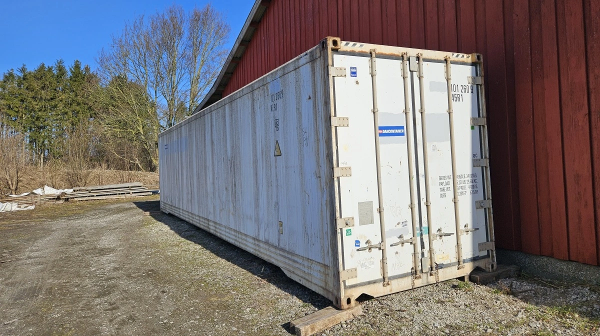 Julius Hauch Skovmand har, som noget af det første, investeret i en gammel kølecontainer, som han vil lave til tørrestue. 