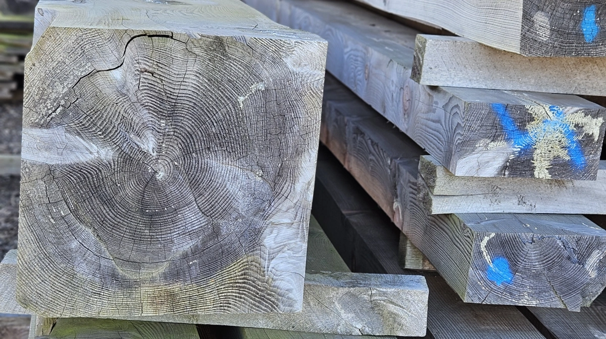 Hovedprodukterne er lufttørret og lagret egetræ til bindingsværk og douglastræ i lange længder.