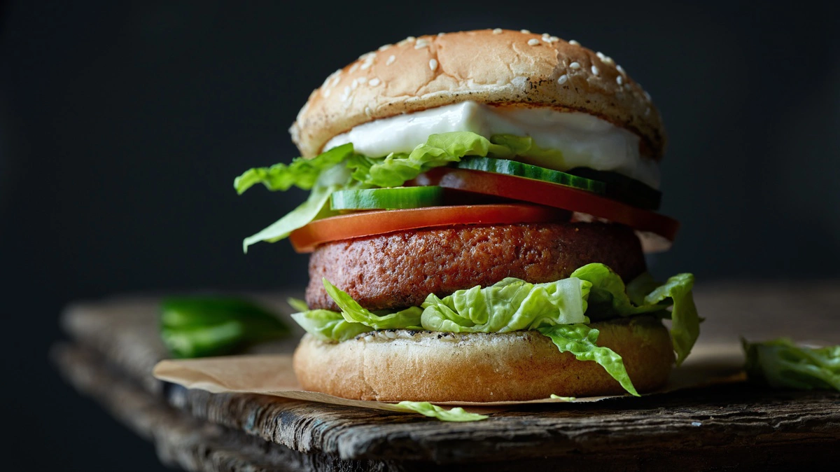 EU har besluttet at forbyde en række kødbaserede navne til plantebaserede produkter. Burgere er dog et af de produkter, der stadig gerne må kaldes burger, selvom den er plantebaseret. Foto: Colourbox