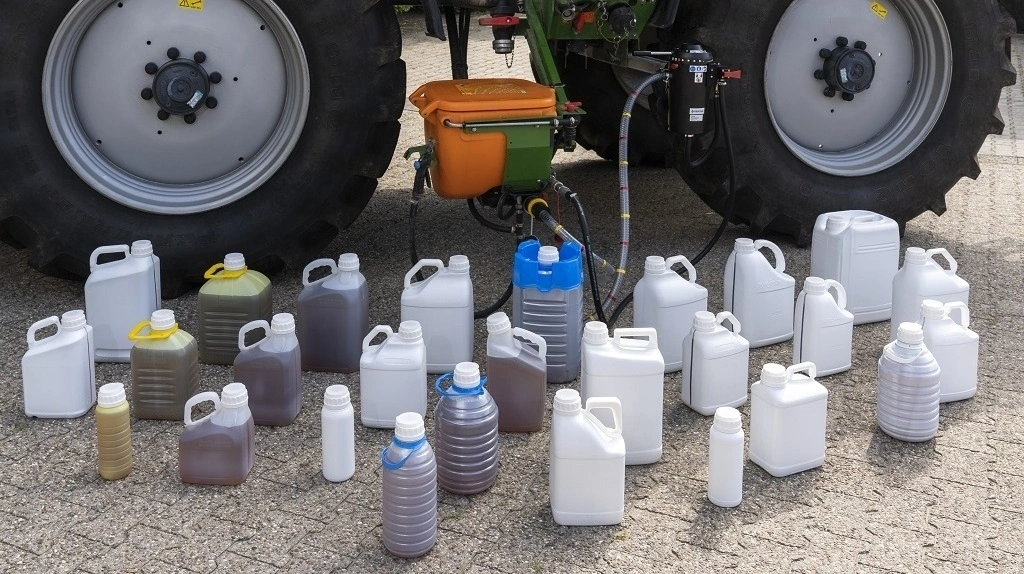 - Det enkle budskab om pesticider i drikkevand er, at med reglerne om, at kravværdien er den politisk fastsatte 0,1 mikrogram pr. liter, er det så minimale mængder af pesticid, der er risiko for at indtage, at effekten vil være helt ubetydelig i forhold til indtaget af andre stoffer, som potentielt kan påvirke kroppens funktioner, lyder det fra konsulenter. 