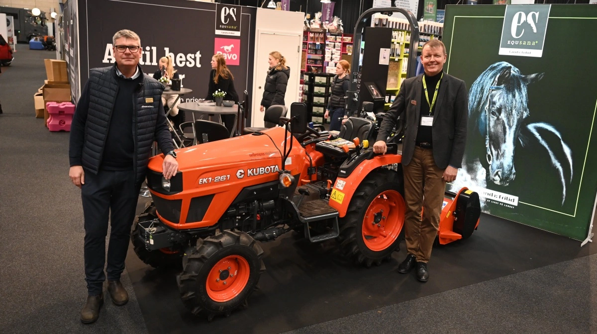 På Hest & Rytter tidligere i marts præsenterede Land & Fritid det nye samarbejde med Kubota. Her ses Land & Fritid-direktøren Erik Dalsro Jørgensen (th) sammen med Michael Nielsen fra Nellemann Machinery. Foto: Jørn Bak Rasmussen, Mediehuset Wiegaarden