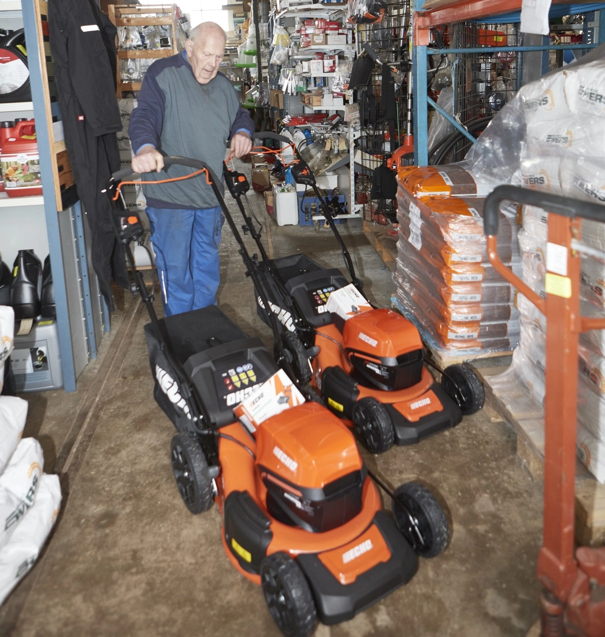 På hylderne har 80-årige Otto Egelund Jensen alle tænkelige fornødenheder til landmænd, hobbyfolk eller til privatkunder. Han sælger lige fra en enkelt bolt, møtrik eller et par arbejdshandsker til en plæneklipper eller motorsav. Fotos: Erik Hansen