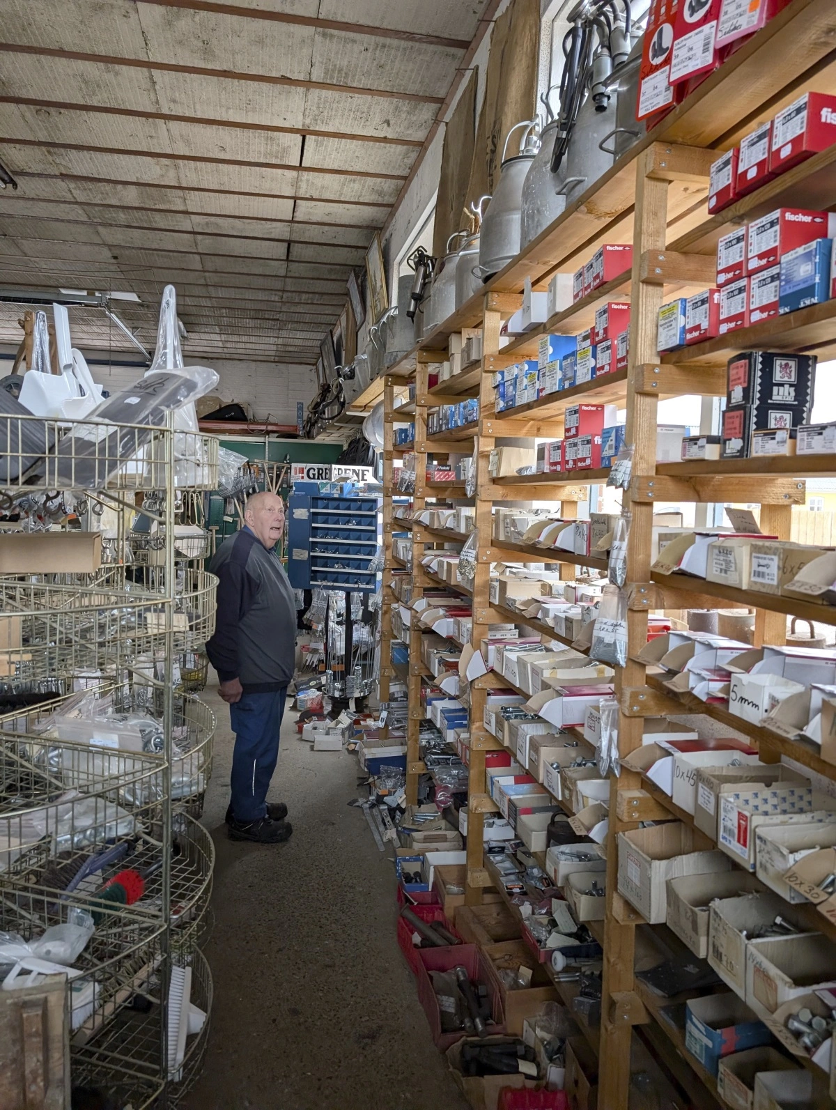 På de få ledige pladserne på hylderne er gamle malkemaskiner (øverst til højre), malkeudstyr og redskaber fra en svunden tid udstillet.