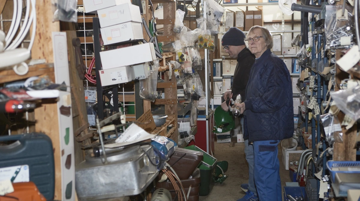 Hustruen Else Jensen ekspederer her en af de mange faste kunder. - Jeg kommer her tit med det store udvalg og hjælpsomheden, lyder det fra Allan Kirk, som driver Stald Tankefuld ved Svendborg, og som var på jagt efter nye drikkekopper efter den hårde vinter.
