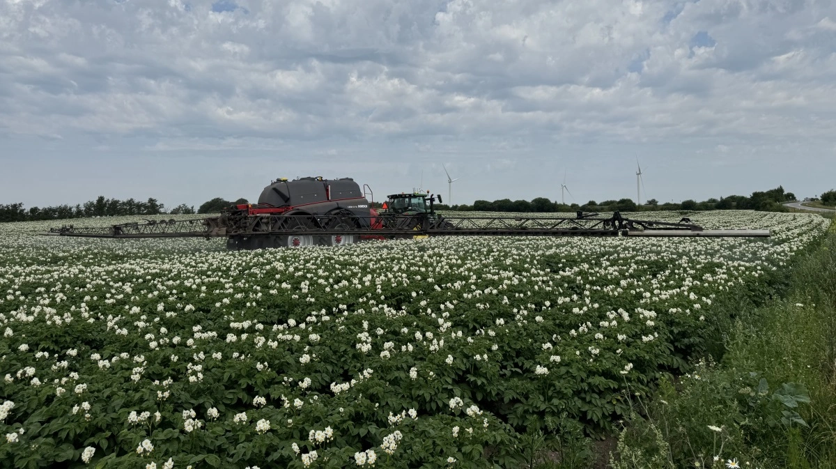 Hos Miljøministeriet er holdningen, at en lov om nationalt sprøjteforbud ikke gør økonomisk kompensation til landbruget nødvendig. Synspunktet bakkes op af SF, Alternativet, Enhedslisten og Radikale, som siger: »Vi skal have stoppet landbrugets forureninger nu, og forureneren skal betale, ikke danskerne«. Arkivfoto: Kasper Stougaard