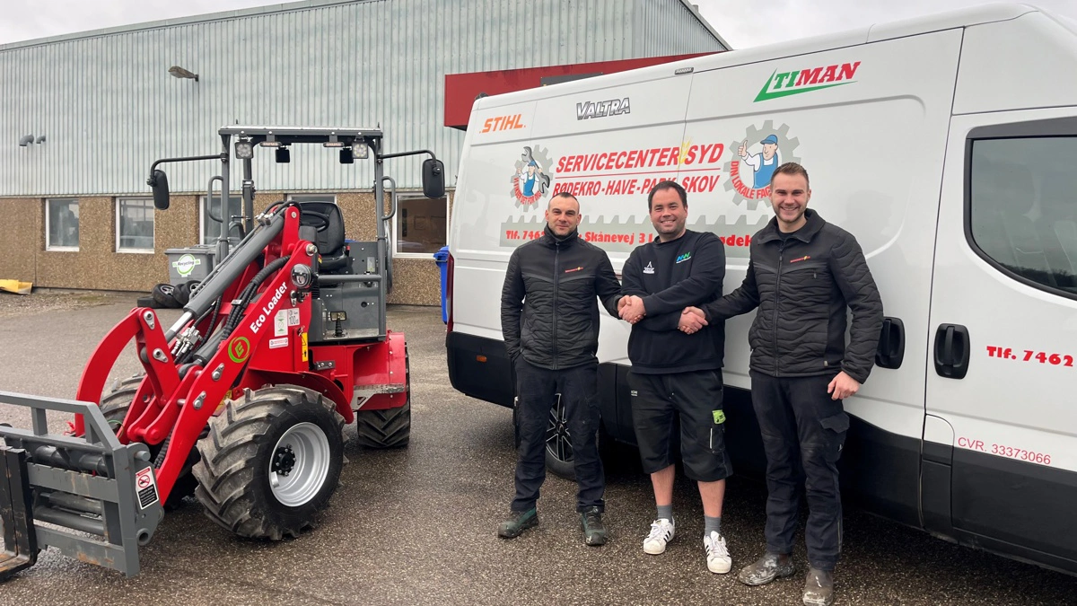 Nu får Eco Machines snart selskab af de grønne Deutz-Fahr traktorer hos Servicecenter Syd i Rødekro. På billedet ses brødrene Michael Marcussen (venstre) og Lasse Marcussen sammen med Bo Moisen fra Moni Worldwide. Foto: Moni