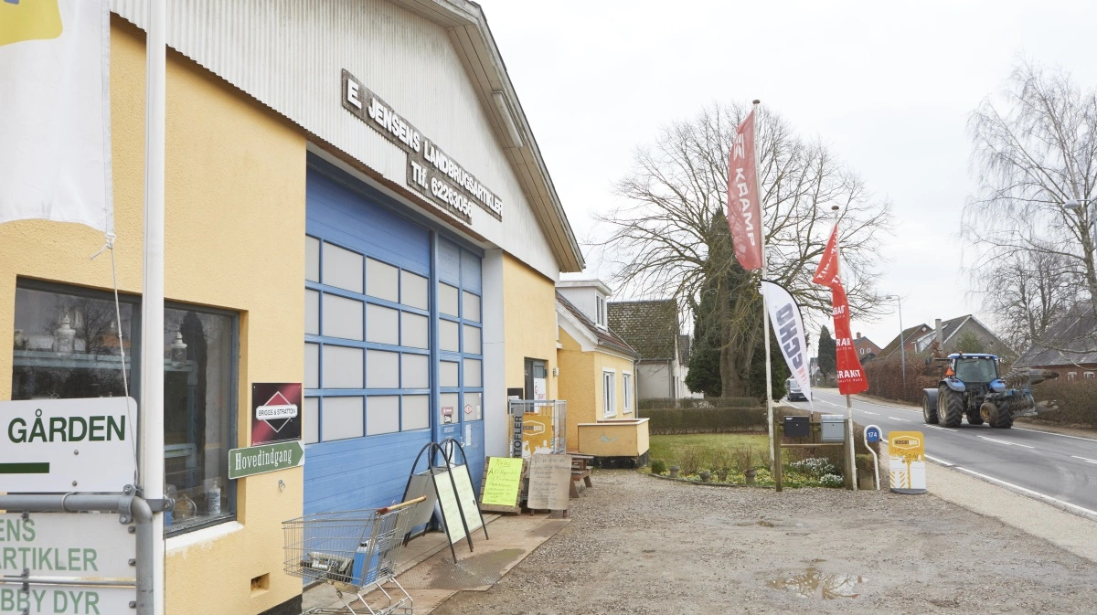 Den rette køber kan erhverve sig en blandet landhandel midt på hovedgaden i Stenstrup med et velassorteret sortiment og et stort kundeunderlag. 