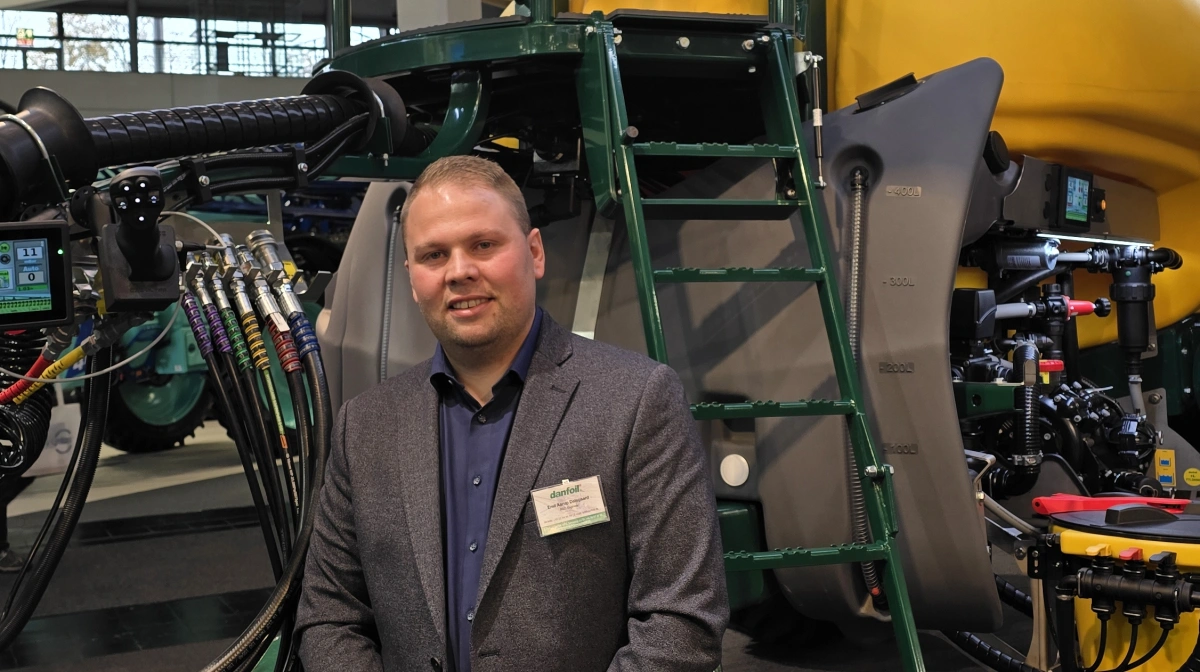 - Når vi ser en statistisk sikker forskel på tværs af de to forsøg ved reduceret dosis, viser det, at sprøjteteknik er en aktiv del af effekten – ikke bare en detalje. Det er et vigtigt skridt mod en mere robust skimmelbekæmpelse, siger Emil Dalsgaard, produktchef hos Danfoil.