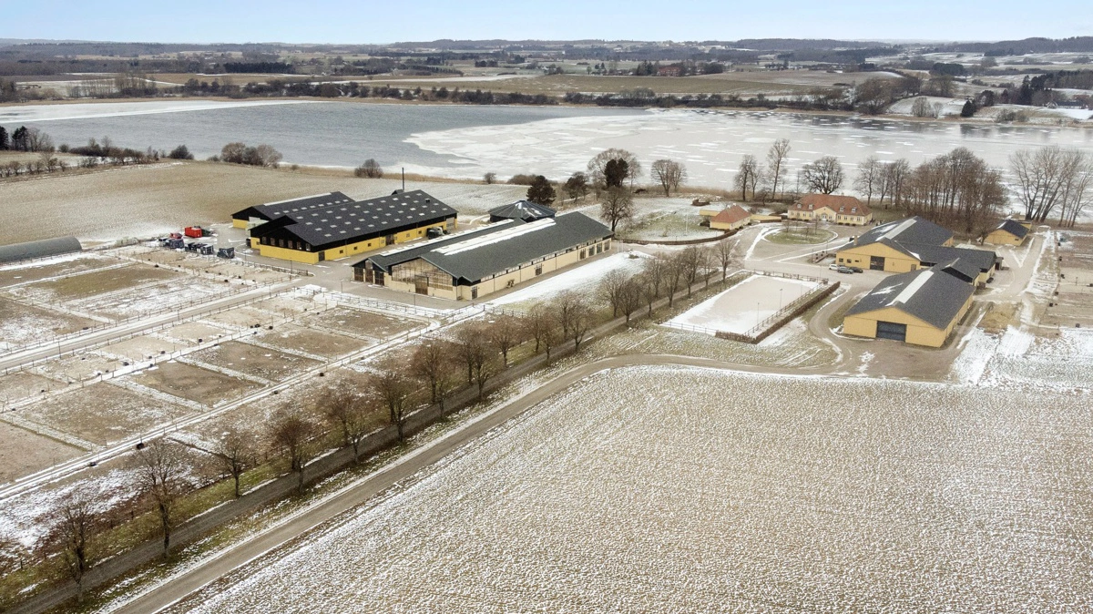 Slangerrupgaard omfatter både omfattende ridefaciliteter, stalde og omkring 100 hektar jord – heraf en del på den modsatte side af Haraldsted Sø.