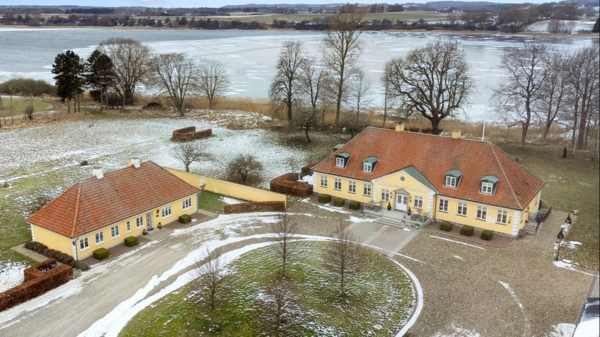 Slangerupgaard ligger direkte ned til Haraldsted Sø og byder på en herskabelig hovedbygning med udsigt over vand og åbne landskaber. Fotos fra salgsopstillingen: EDC