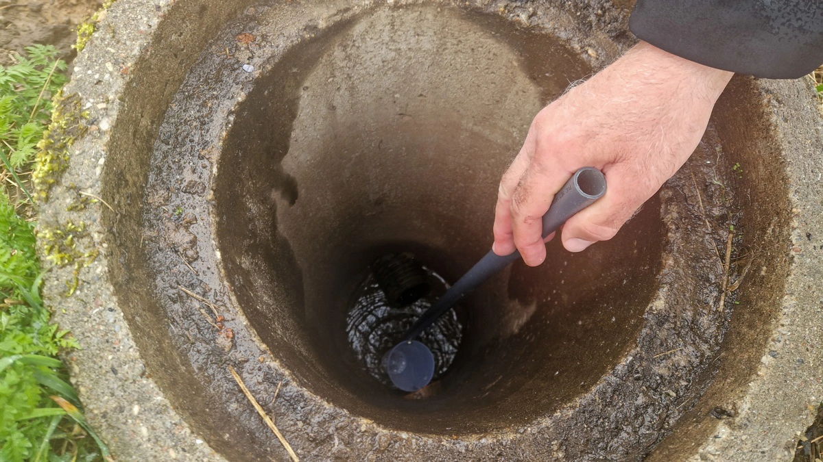 Vandprøver fra brønde som denne bruges til at måle nitratindholdet i grundvandet – målinger, som ifølge Landbrug & Fødevarer viser, at dansk drikkevand generelt har et lavt indhold. Arkivfoto: Henning K. Andersen