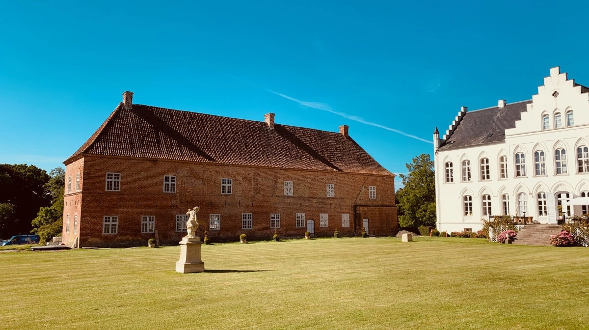 Greve sælger 26 ejendomme  for 193 millioner kroner til familieselskabet Halsted Kloster P/S – 11-årigt barnebarn bliver storlodsejer på Lolland. Her ses Halsted Kloster Gods i Halsted. Foto: Wikimedia Commons