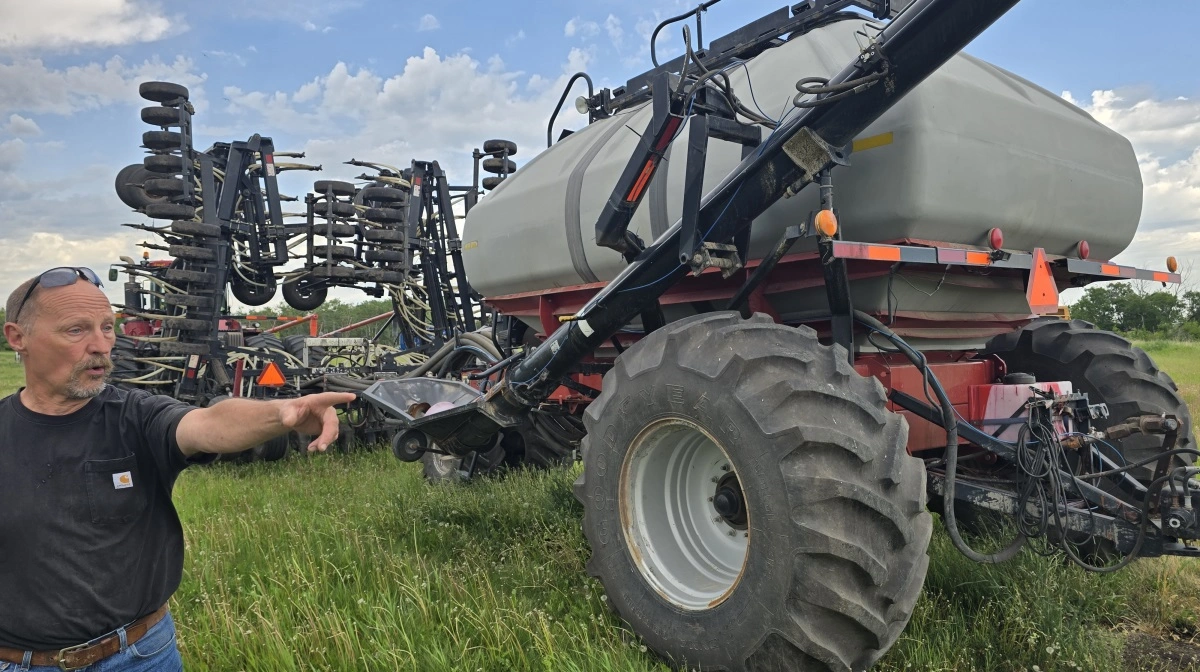 Som det mest almindelige på canadiske landbrug, så står de fleste af Mortens Jensens markmaskiner udendørs over et større område omkring farmens tre bygninger. Fotos: Jørgen P. Jensen