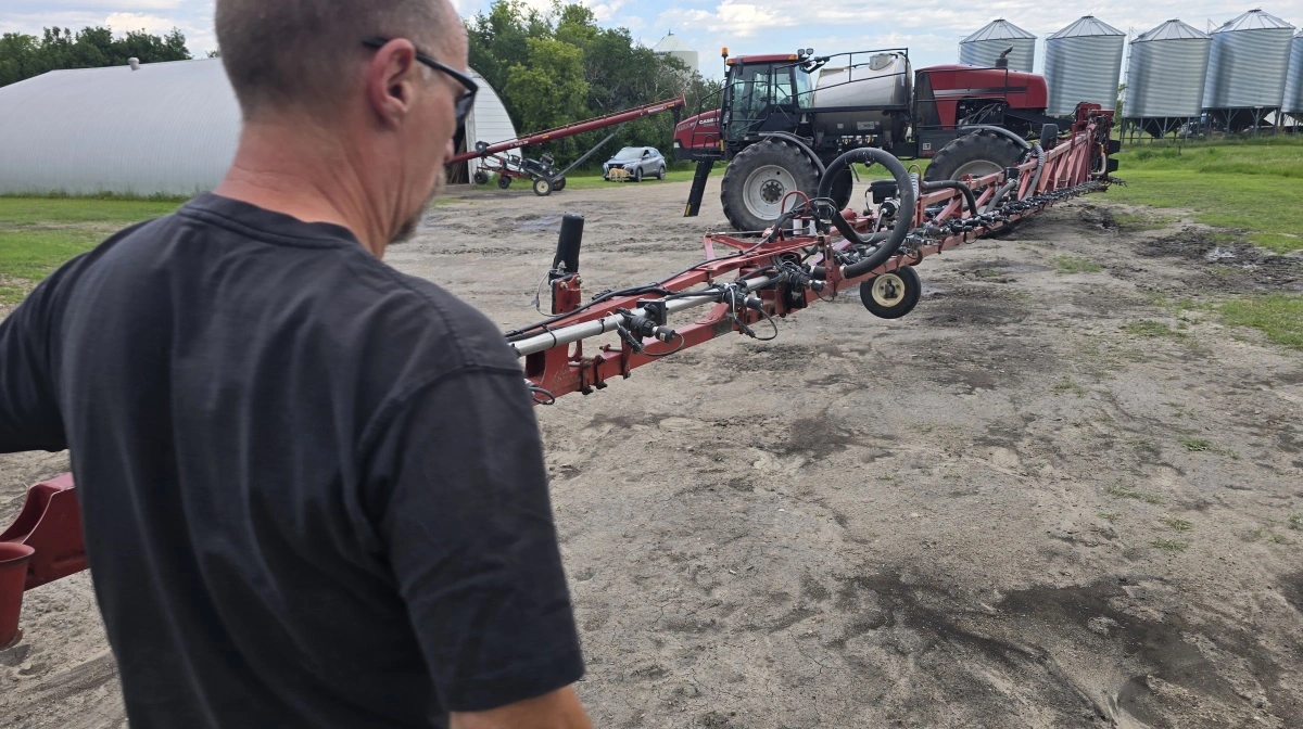 Morten Jensen holder meget af den nyeste teknik. Her en 36 meter sprøjte med pulserende dysser, der sprøjter ligeligt uafhængig af hastigheden.