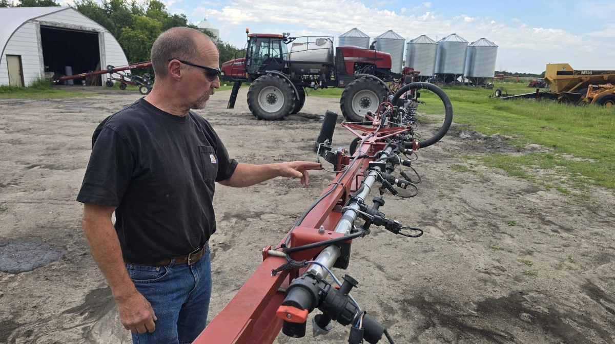 Selv om der er fri adgang til alle pesticider og ingen kontrol, så er Morten Jensen tilbageholdende med at sprøjte blandt andet med glyphosat.