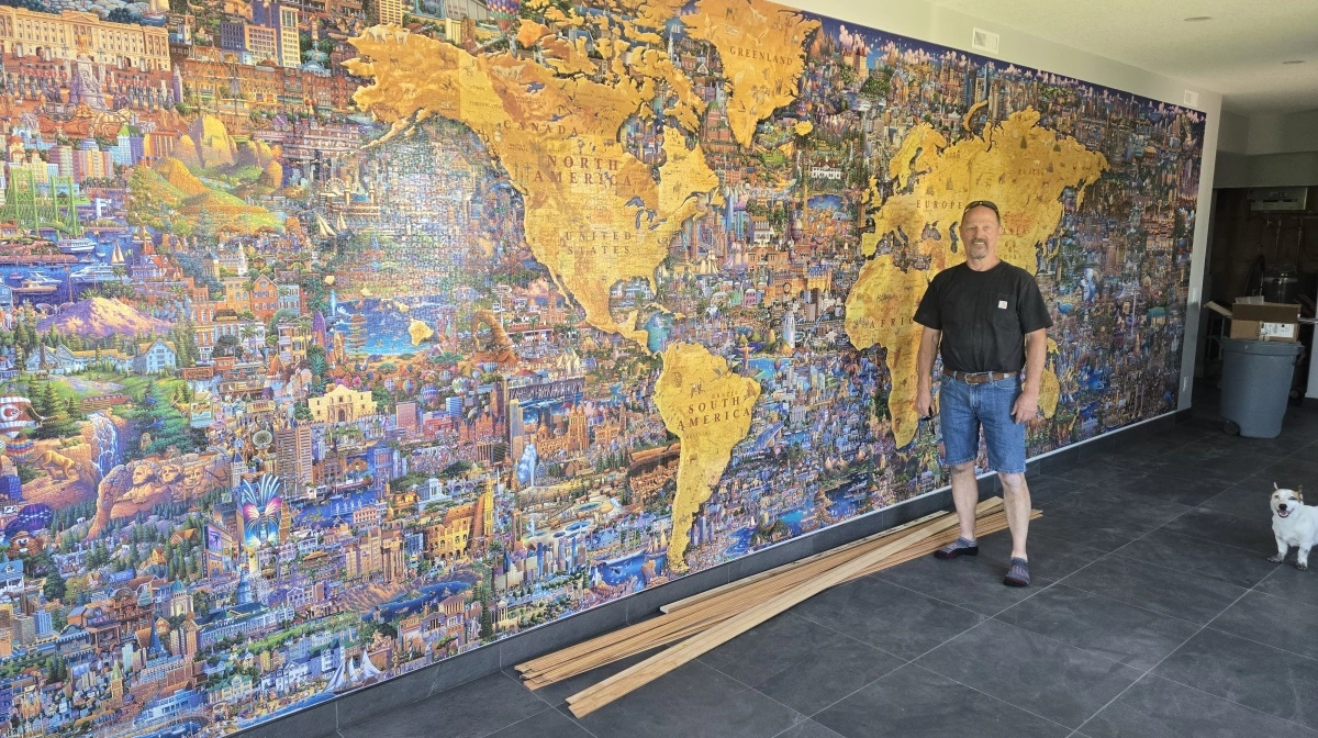 Det har taget Morten Jensen to lange vintre at færdiggøre dette 14 kvadratmeter store puslespil, som netop er kommet op på væggen i en ny entre, han er ved at bygge.