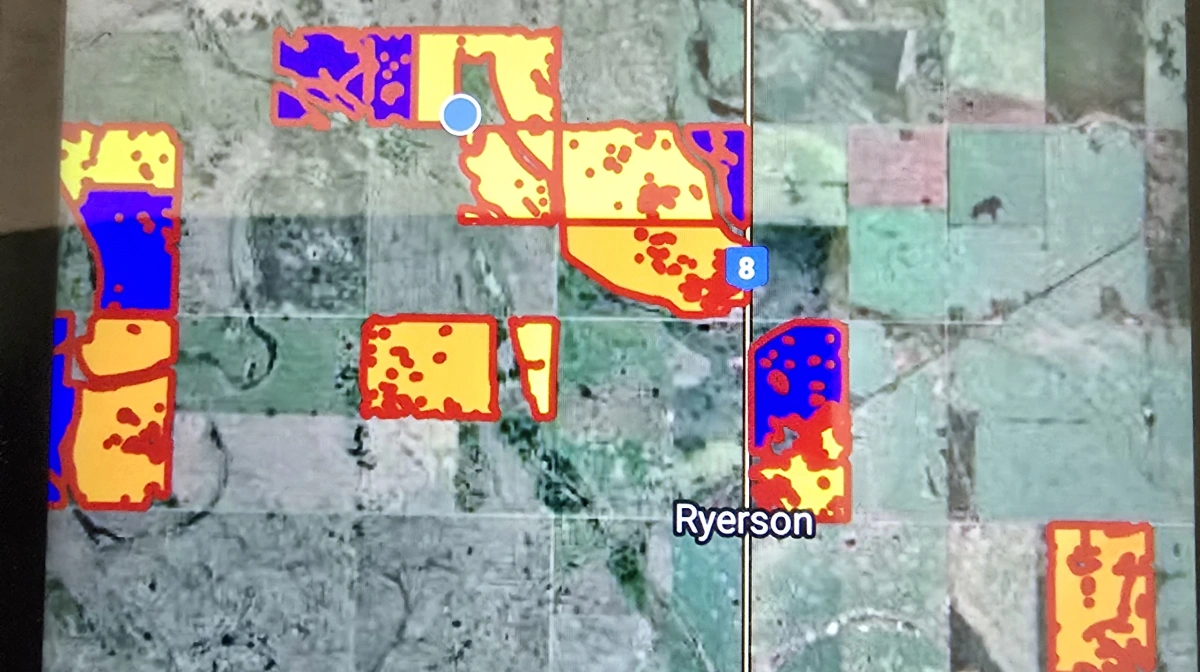 De firkantede marker - såkaldte sections og quarters - som store dele af den canadiske jord er delt op i, ses tydeligt på Morten jensens markplan, hvor gult er raps, blåt er hvede og orange er byg.