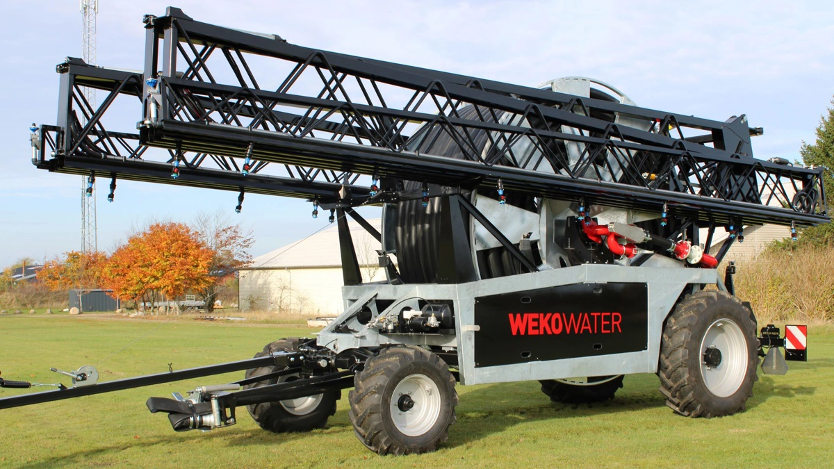 WekoAgro Machinery har modtaget en bevilling på 1,6 millioner kroner til virksomhedens nye selvkørende elektriske vandingsmaskine til landbruget. Fotos: WekoAgro Machinery