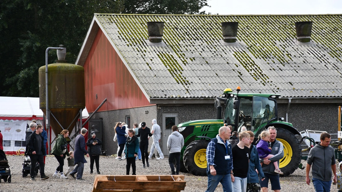 Åbent Landbrug er en af de årlige begivenheder, hvor erhvervet bliver vist frem for offentligheden. Men i takt med en skærpet politisk debat op til folketingsvalget vælger flere landmænd også selv at kommunikere direkte om deres hverdag. Billedet har ikke noget at gøre med de landmænd, der medvirker i artiklen. Arkivfoto: Camilla Bønløkke