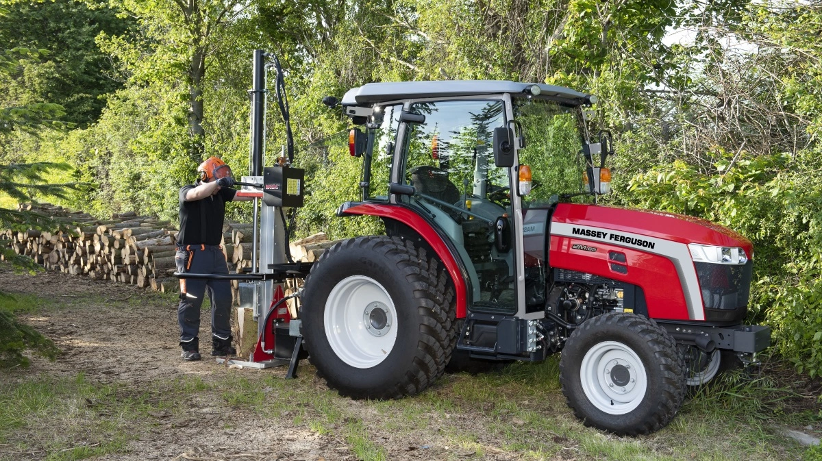 Topmodellen, Massey Ferguson 2M65 med 65 hestekræfter har en hydraulikkapacitet på 48 liter i minuttet og løfter op til 1.600 kg. 