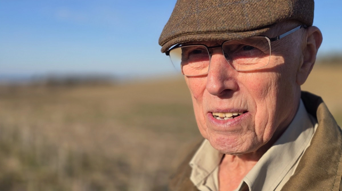 - I de første år på Kruusesminde var det umuligt at lave et ordentligt såbed på den stærke lerjord. Knoldene kunne ikke blive mindre end valnødder, og det er ikke såbed for kløver og græsfrø, fortæller Bjarne Hansen.