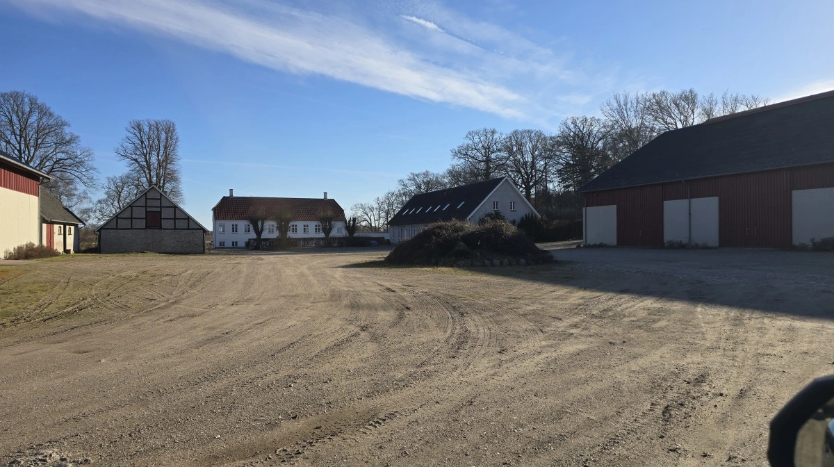 Kruusesmindes bygninger med stuehuset, hvor Bjarne Hansen og hans kone har boet i 30 år.