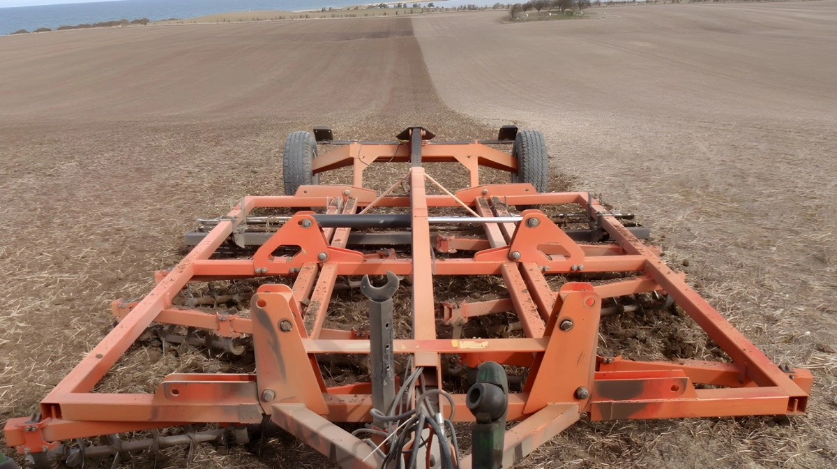 - De sidste 6-8 år med en finsk Hankmo med bærerulle bagerst. Det bedste redskab til pløjefri overhovedet, da den ikke laver harve/pløjesål, fastslår Bjarne Hansen. 
