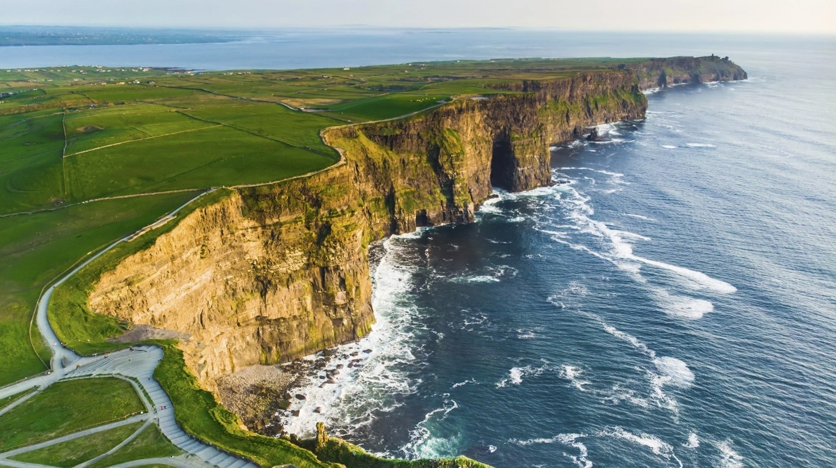 Det barske møde mellem Nordatlanten er særligt synligt her ved Cliffs of Moher på den irske vestkyst.