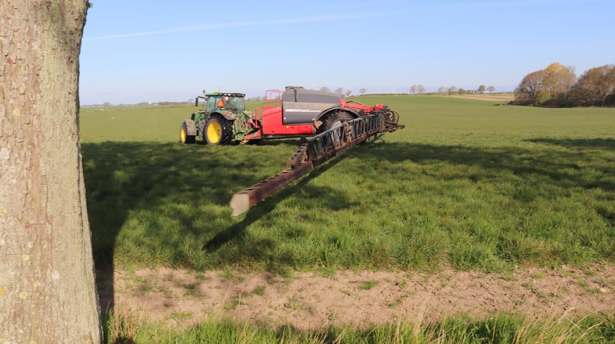 Nogle plantebeskyttelsesmidler har en restriktion om, at der skal anvendes en bestemt afdriftsreducerende sprøjteteknik langs vandmiljø og pgf.-3 natur. Dette vil være gældende i de yderste 20 meter af marken op mod det areal, som er genstand for beskyttelsen. Arkivfoto