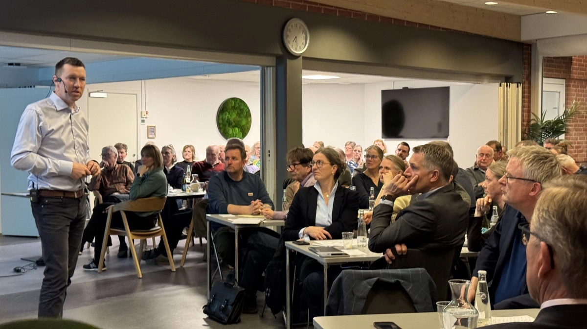 Både Søren Søndergaard, formand for landbrug & Fødevarer, og fødevareminister Jacob Jensen, der skimtes til højre på billedet, holdt et indlæg på generalforsamlingen i Rønnede.