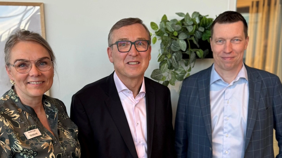 Østdansk Landboforenings direktør, Mette Engel, samlet med to formænd, Henrik Nordgaard Hansen (i midten) og Søren Søndergaard fra henholdsvis Østdansk Landboforening og Landbrug & Fødevarer. Smilene må være til ære for fotografen, for alt er ikke ligefrem rosenrødt. Fotos: Østdansk Landboforening