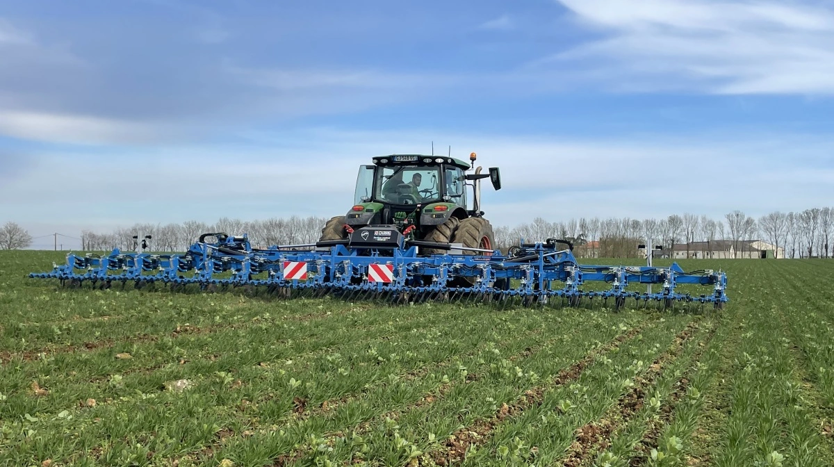 Den franske Carré Econet duo frame radrenser er opbygget med dobbeltramme og individuel styring af hver sektion, hvilket sikrer præcis rækkestyring ved arbejdsbredder op til 12 meter. Renseren er udviklet til høj kapacitet i blandt andet majs, roer og andre rækkedyrkede afgrøder. Pressefoto