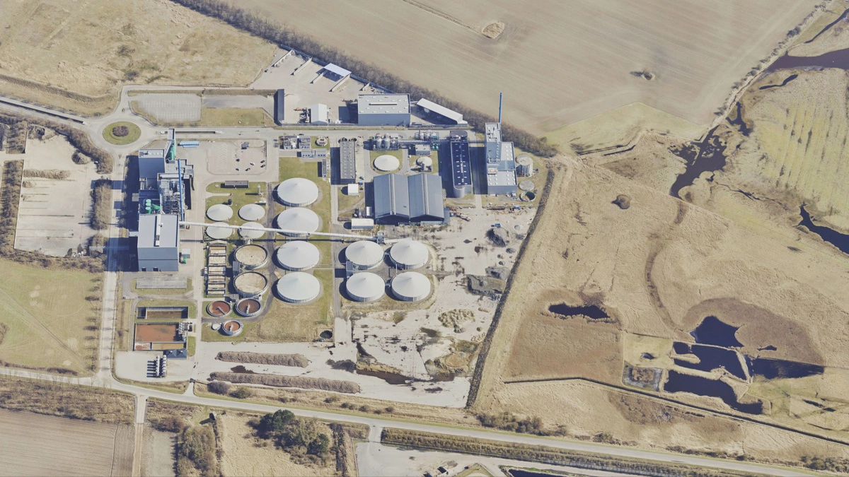 Her ses IWS - Industrial Water Solutions - for oven. Rensningsanlægget ligger tæt på Stigsnæs Havn. Foto: Skraafoto