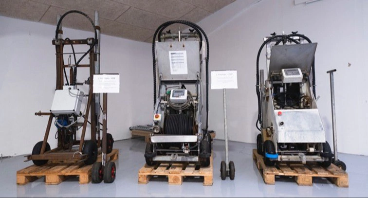 Fra venstre: Washpowers museum med første prototype, 2. prototype og første solgte robot. Foto: Washpower