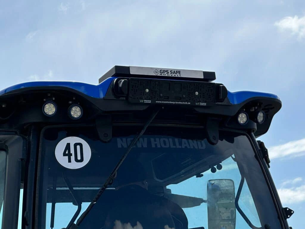 GPS-safe er placeret på toppen af traktoren rundt om GPS'en eller antennen og er med til at forebygge tyveri.