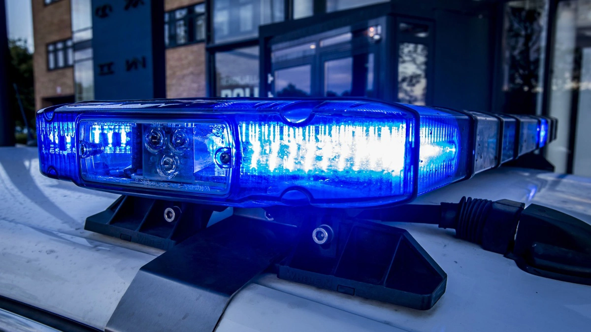 Mandag måtte Bornholms Politi rykke ud til et trafikuheld i Aakirkeby, hvor en bil var rullet rundt, efter at have mødt en traktor på en smal vej. Arkivfoto: Rigspolitiet