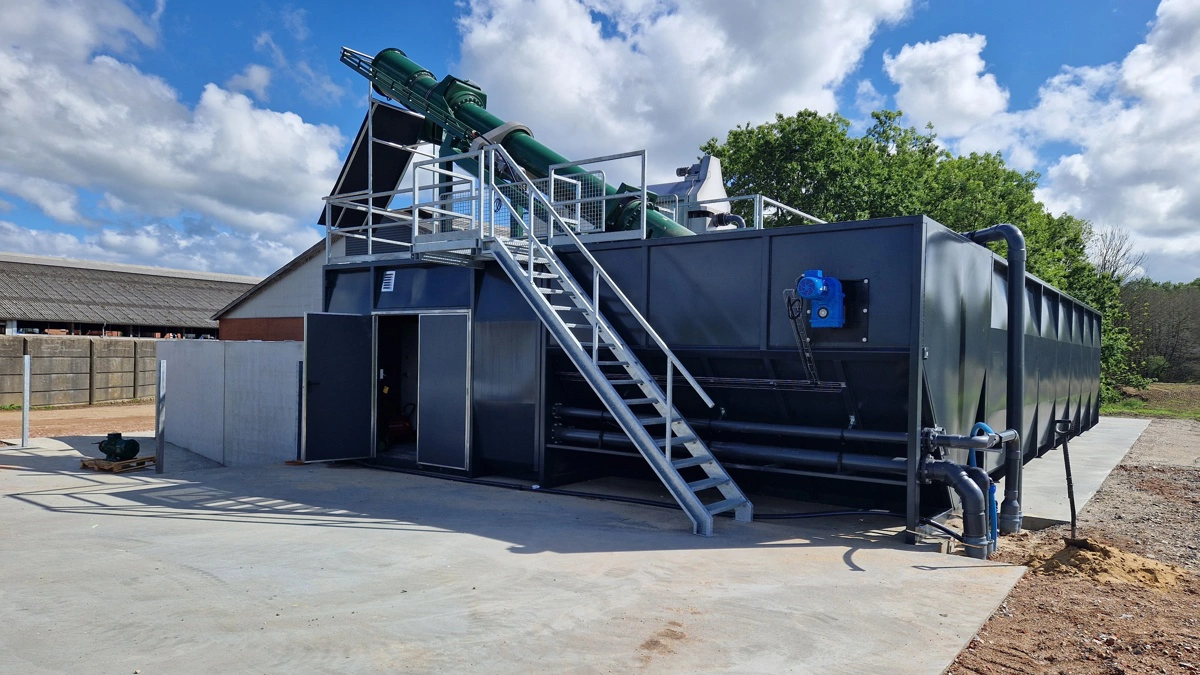 Mavasol separerer gyllen i en flydende og en fast fraktion. Den flydende del pumpes i gylletanken, hvis det ønskes, mens den faste del kan sendes til biogas. Anlægget fungerer ved, at sandet bundfælder sig og snegles ud, hvorefter det kan genanvendes i stalden. Fotos: Mavasol