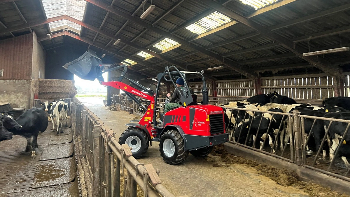 Schäffer Nordic 40+ er blandt de kompakte læssere, som Helms TMT-Centret oplever stor interesse for i landbruget. Med en bredde på 1,2 meter, lav byggehøjde og en løfteevne på op til 1.700 kilo er maskinen udviklet til at arbejde i trange staldmiljøer, hvor der samtidig stilles stigende krav til kapacitet og trækkraft. Pressefoto