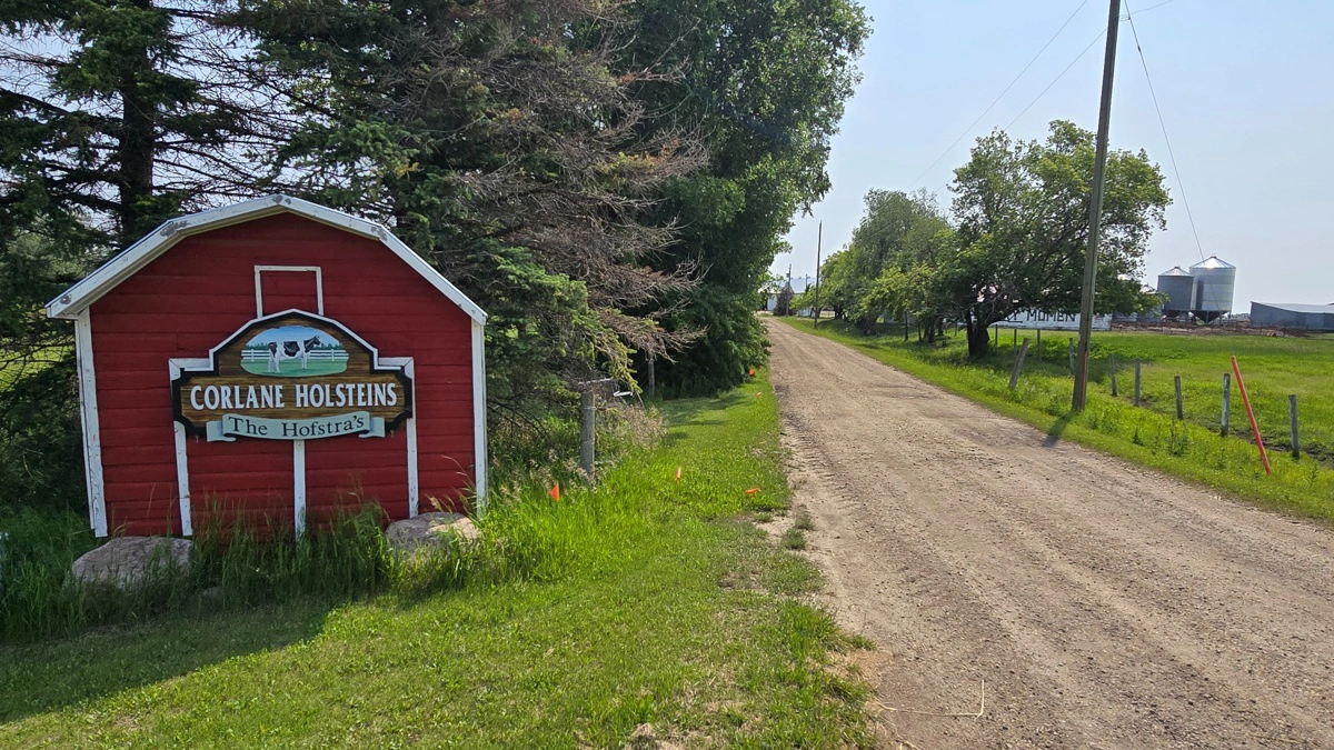 Ved indkørslen til familien Hofstras gård står dette smukke skilt.