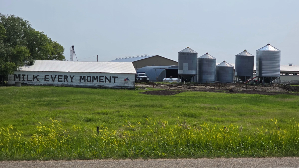Ingen tvivl om at her bor en af Canadas mest dedikerede mælkeproducenter.
