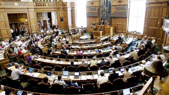 Der vil være 111 mandater bag et nationalt sprøjteforbud på 160.000 hektar, har Altinget opgjort. Foto: Folketinget