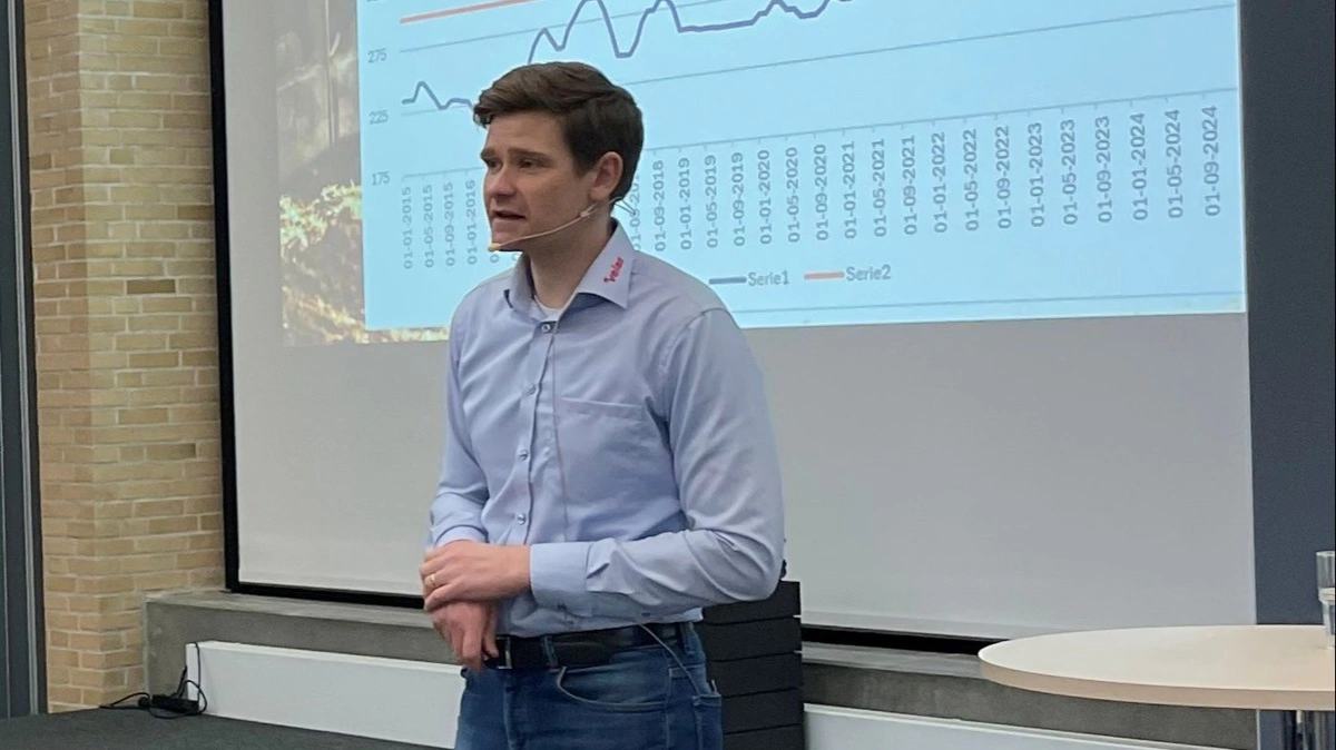 Seniorrådgiver Morten Raabjerg Holm, kunne sammen med tilhørerne glæde sig over et veloverstået 2025 med gode resultater. Samtidig lagde han op til et 2026, hvor mælkeproducenterne med fordel kan være en smule økonomisk påpasselige. 