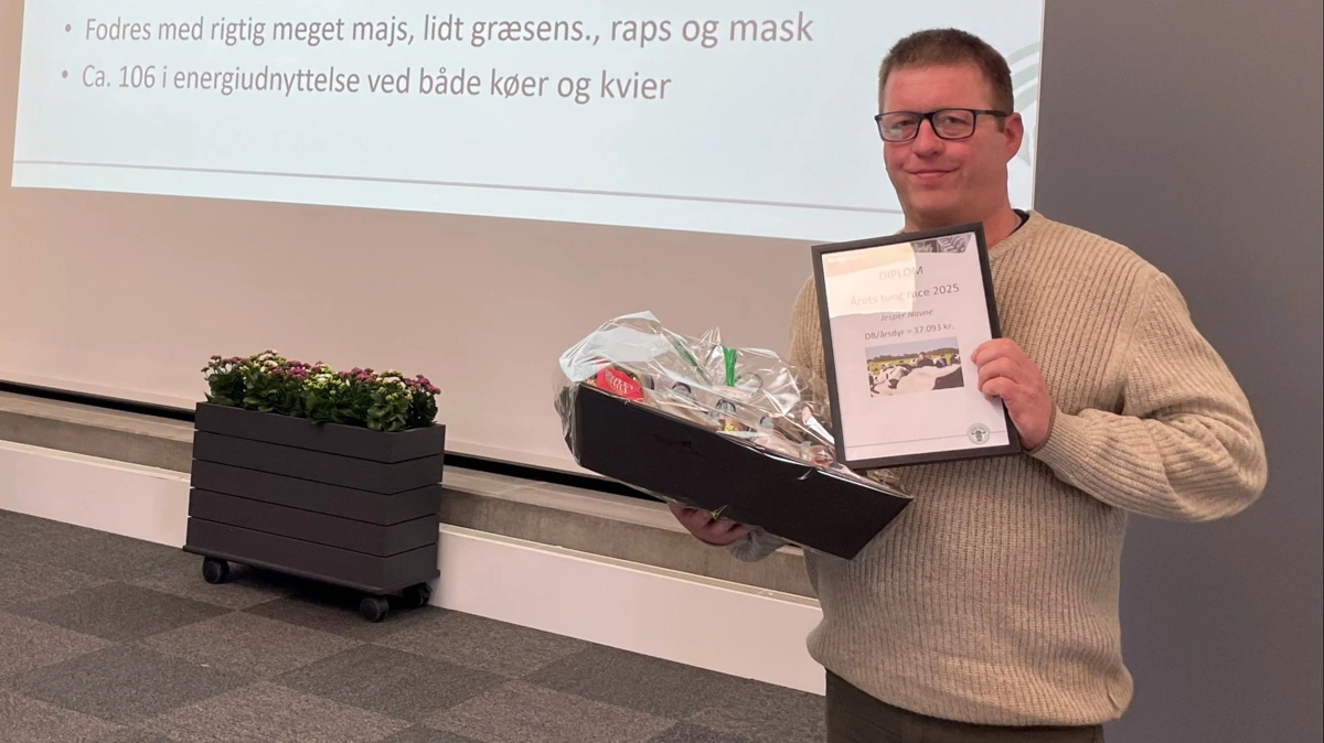 Jesper Navne, Rudkøbing blev præmieret for højeste dækningsbidrag for stor race ved Velas' økonomimøde for mælkeproducenter. Fotos: Henriette Lemvig