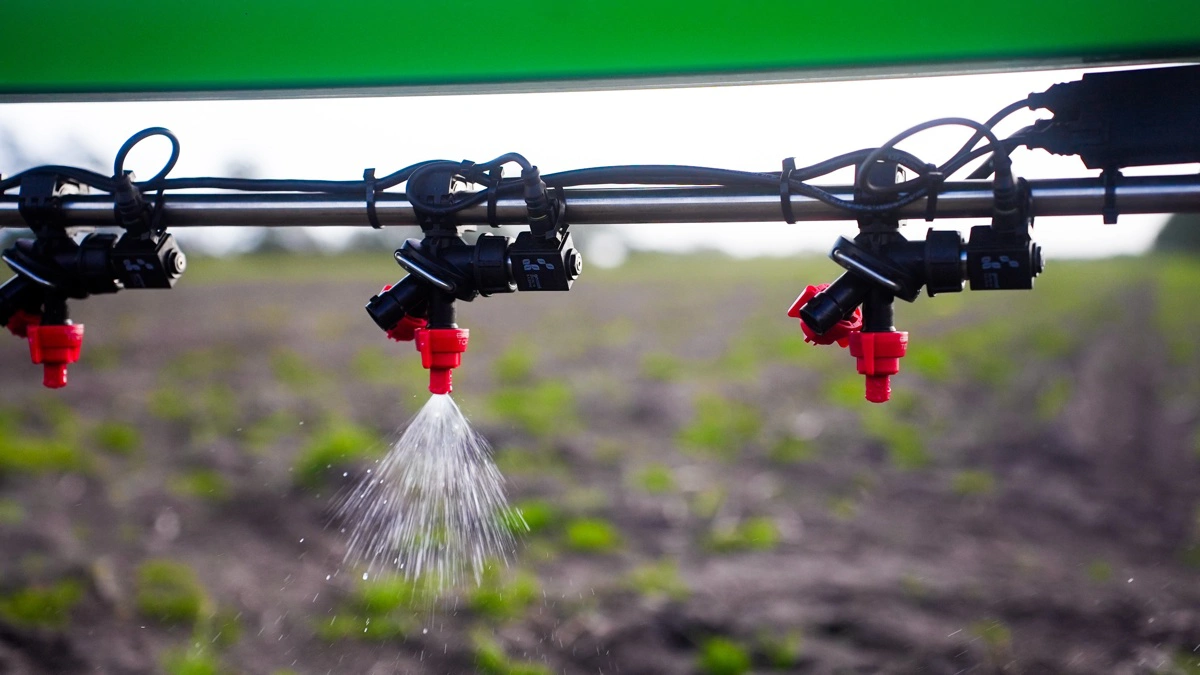 Med BbLeap når sprøjtebommen kun at flytte sig 0,2 centimeter ved 10 kilometer i timen, fra ventilen åbner, til der er fuld sprøjtevifte.