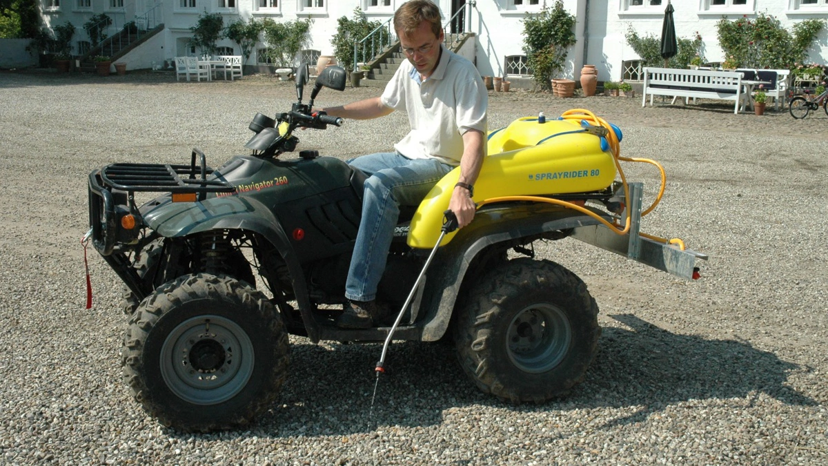 Siden indskrænkelserne i brugen af glyphosat, har pelargonsyre været eneste middel til kemisk ukrudtsbekæmpelse på gårdspladser. Men introduceres et nyt middel med et ekstra aktivstof. Arkivfoto