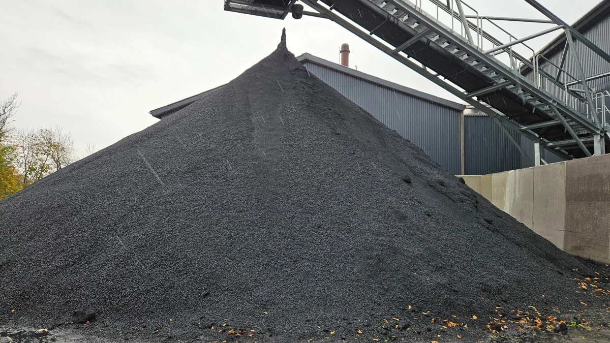 Hvad er den reelle effekt af biokul – et af produkterne fra pyrolyseanlæg i landbruget? Det vil Københavns Universitet og Aarhus Universitet nu undersøge. Arkivfoto